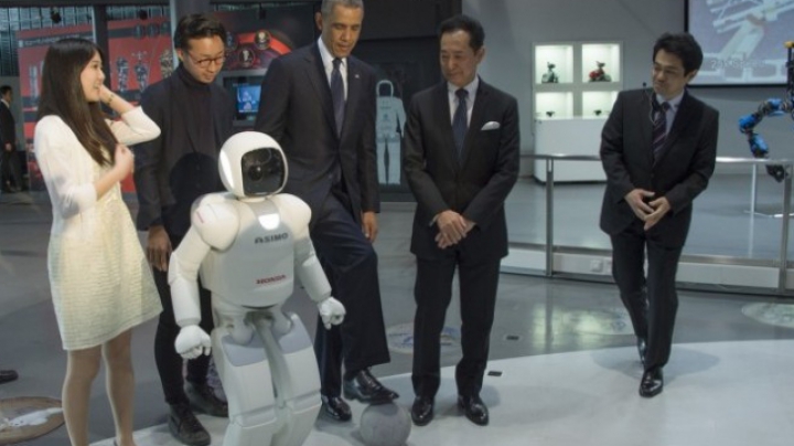 Обама сыграл в футбол с японским роботом (ВИДЕО)