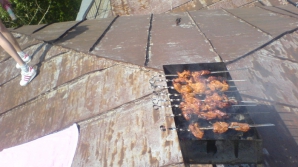 На крыше дома твоего: группа жителей Чекан решила пожарить шашлык поближе к Богу (ВИДЕО)