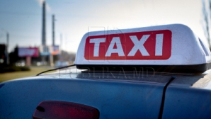 Таксист через бордюр выехал на встречную полосу проспекта Дачия (ВИДЕО)