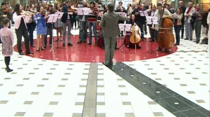 В Кишиневе прошел флешмоб в рамках программы по укреплению доверия между берегами Днестра