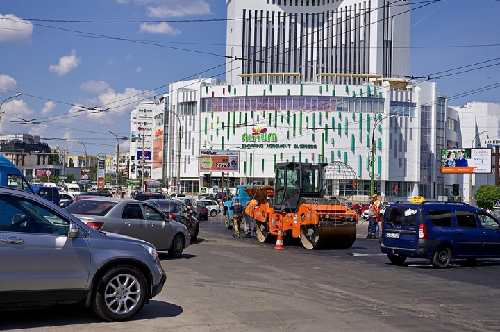 Из-за ремонта дорожного полотна по улице Гагарина в Кишиневе образовался затор (ФОТО)