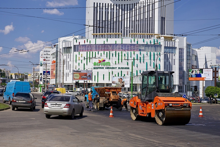 Из-за ремонта дорожного полотна по улице Гагарина в Кишиневе образовался затор (ФОТО)