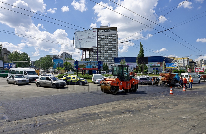 Из-за ремонта дорожного полотна по улице Гагарина в Кишиневе образовался затор (ФОТО)