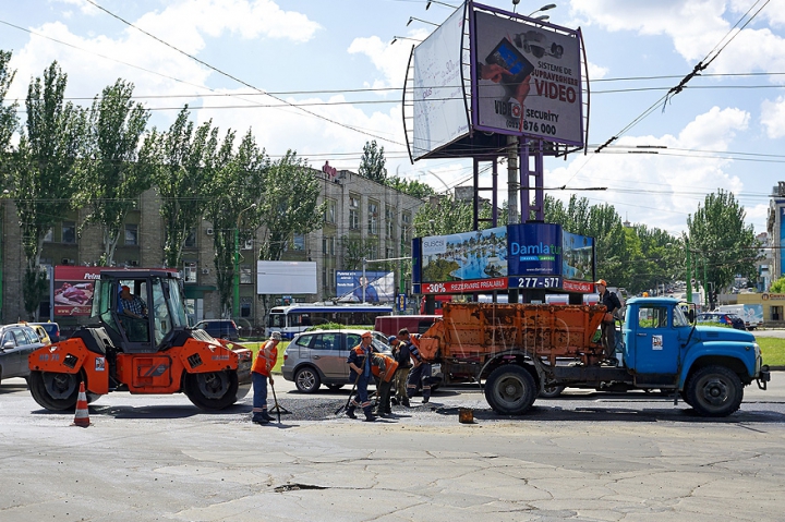 Из-за ремонта дорожного полотна по улице Гагарина в Кишиневе образовался затор (ФОТО)