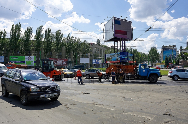 Из-за ремонта дорожного полотна по улице Гагарина в Кишиневе образовался затор (ФОТО)