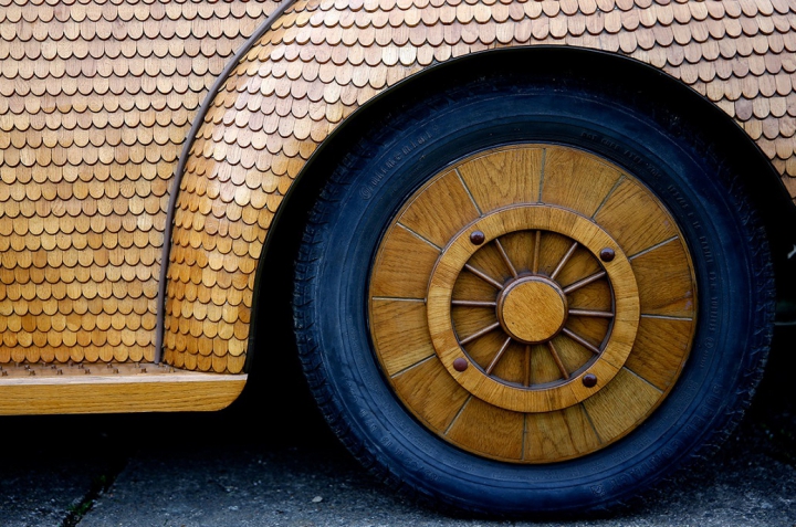 Боснийский пенсионер сделал дубовый «Фольксваген Жук» (ФОТО)