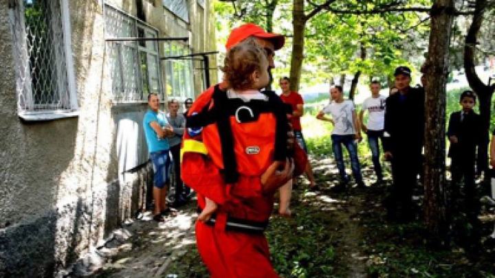 В Бельцах прохожая спасла жизнь малыша, едва не упавшего с пятого этажа (ВИДЕО)