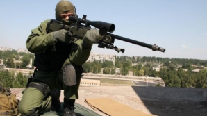 Осторожно, сцены насилия! Украинский снайпер застрелил сепаратиста в Луганске (ВИДЕО)