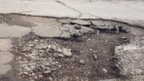 Одна из трасс в Леова выглядит, как после бомбежки (ВИДЕО)