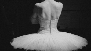 Балерина танцует перед памятником Штефану чел Маре (ВИДЕО)