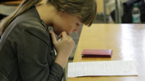 Первый экзамен на степень бакалавра: выпускники говорят что готовились, но все равно волнуются