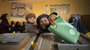 Афганские избиратели голосуют во втором туре президентских выборов 