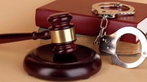 Судья и адвокат, приговоренные к лишению свободы, объявлены в розыск