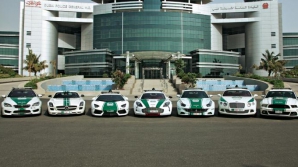 Дубайская полиция показала свой автопарк (ВИДЕО)