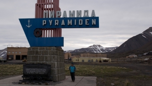 На Северном полюсе находится бывший шахтерский город-призрак Пирамида 
