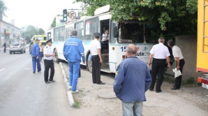 В Бельцах троллейбус въехал в забор