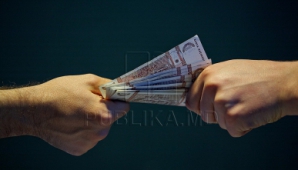 Мошенник злоупотребил доверием человека, занял крупную сумму денег и исчез