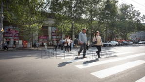 Девушку сбила машина, когда она переходила дорогу на зебре (ВИДЕО)