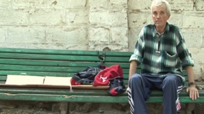 После трехмесячной госпитализации, 54-летнего мужчину выписали на скамейку 