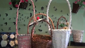 Жительница Ниспорен увлекается плетением корзин и горшков из макулатуры 