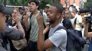  В Рио-Де-Жанейро демонстранты забросали  полицию камнями и подожгли флаг страны