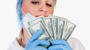 "Четверо из 10 будущих врачей задумываются о работе за рубежом из-за низких зарплат на родине"