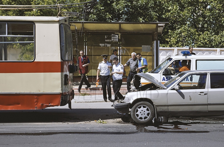 ДТП В Кишиневе: на остановке легковой автомобиль врезался в троллейбус (ФОТО/ВИДЕО)