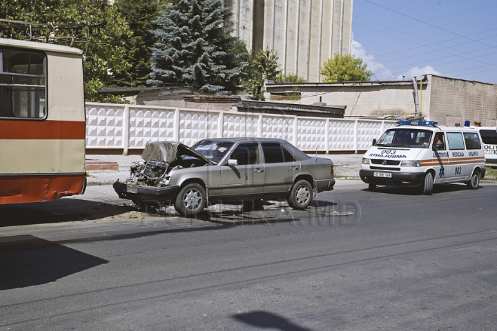 ДТП В Кишиневе: на остановке легковой автомобиль врезался в троллейбус (ФОТО/ВИДЕО)