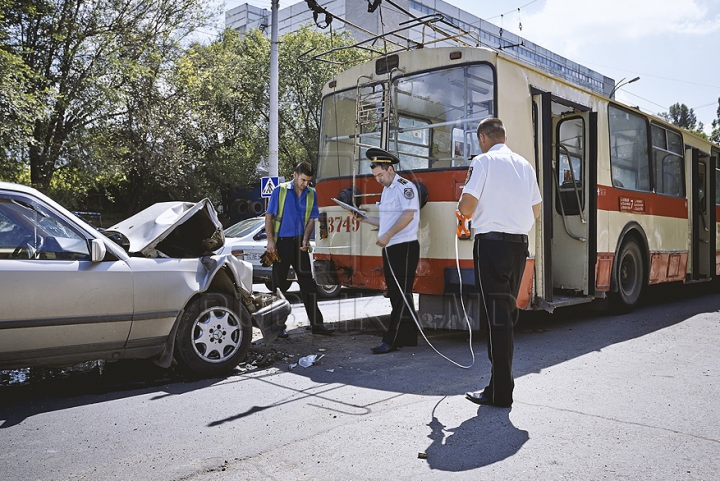 ДТП В Кишиневе: на остановке легковой автомобиль врезался в троллейбус (ФОТО/ВИДЕО)