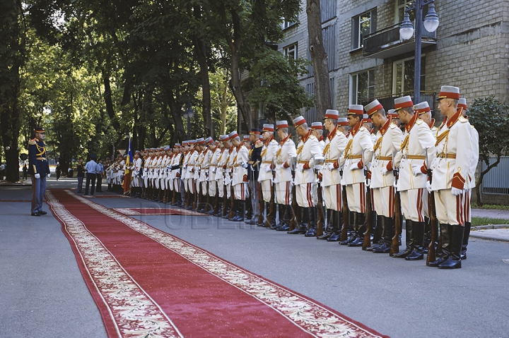 В Госрезиденции Баррозу встречали хлебом, солью и вином (ФОТОГАЛЕРЕЯ)