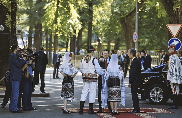 В Госрезиденции Баррозу встречали хлебом, солью и вином (ФОТОГАЛЕРЕЯ)