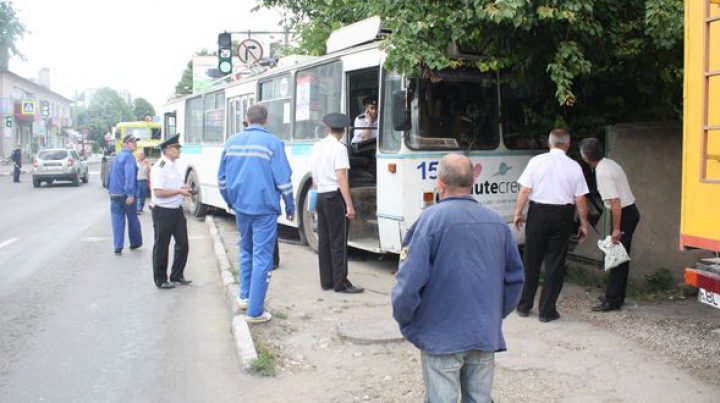 В Бельцах троллейбус въехал в забор