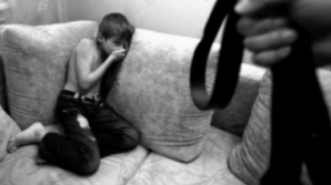 Мать из Оргеева, избивавшая сына, подала в суд на бывшего мужа за публикацию видеозаписи