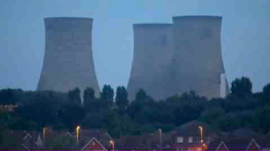 На юге Англии в Дидкоте были взорваны охлаждающие башни заброшенной ТЭЦ