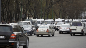  Микроавтобус 154 маршрута столкнулся с легковушкой на пересечении улиц Букурешть и Сфатул Цэрий