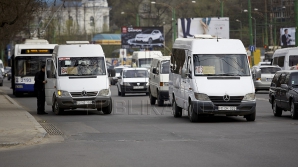 Микроавтобусы ездят по тем же маршрутам, что троллейбусы и автобусы, и собирают пассажиров 