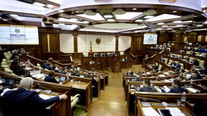 Политические итоги недели: Парламент собрался на каникулы, а правительство одобрило 11 проектов в обход законодателей