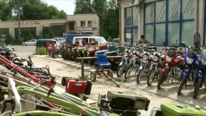 Чтобы привлечь клиентов, сотрудники одного из магазинов в секторе Рышкановка продают сельхозтехнику и мотоциклы прямо на дороге