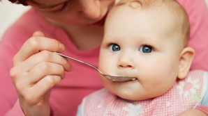 Социально-уязвимым семьям с детьми до года предлагают бесплатно выдавать сухое молоко и каши