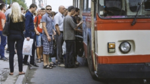 Хаос в столице: маршрутчики продолжают бастовать, кишиневцы недовольны тем, что вынуждены подолгу ждать троллейбусов или идти пешком