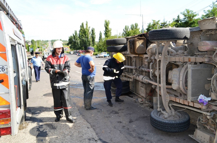 Авария у Бельц: одна фура перевернулась после столкновения с другой 