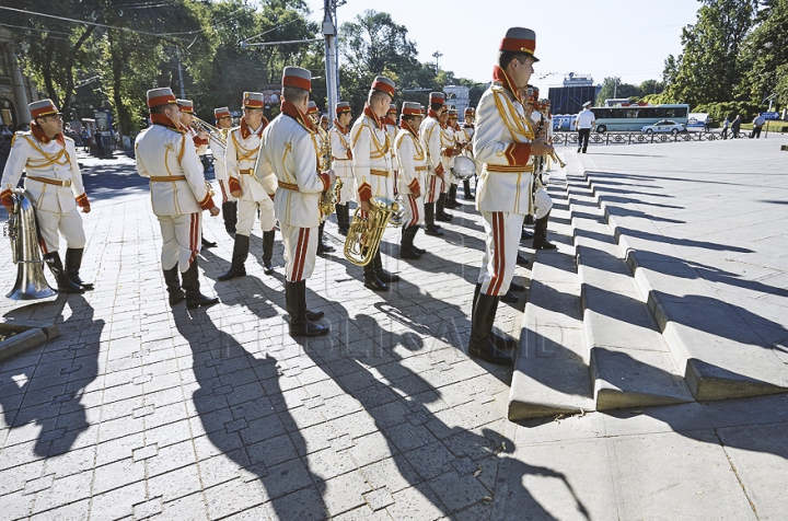 Руководство страны возложило цветы к памятнику Штефану чел Маре (ФОТО)