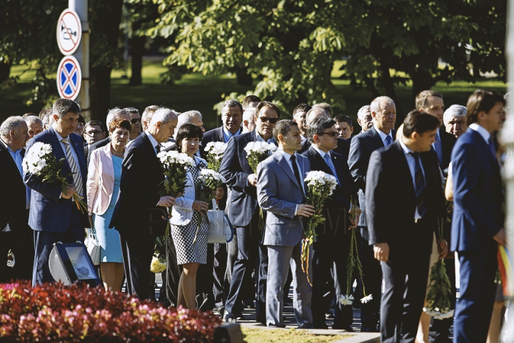 Руководство страны возложило цветы к памятнику Штефану чел Маре (ФОТО)