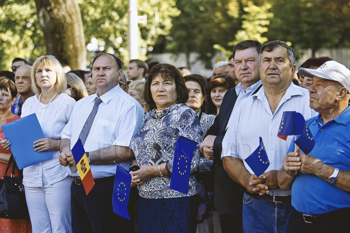 Сотни сторонников евроинтеграции собрались перед зданием парламента (ФОТО/ВИДЕО)