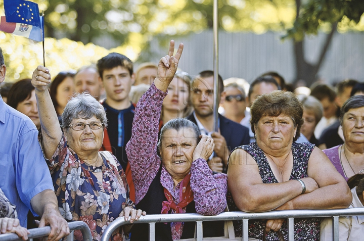 Сотни сторонников евроинтеграции собрались перед зданием парламента (ФОТО/ВИДЕО)