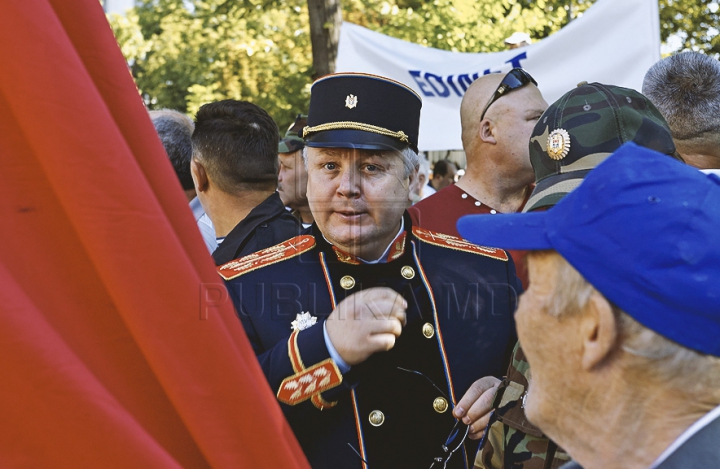 Сотни сторонников евроинтеграции собрались перед зданием парламента (ФОТО/ВИДЕО)