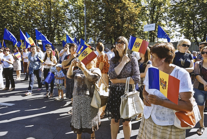 Сотни сторонников евроинтеграции собрались перед зданием парламента (ФОТО/ВИДЕО)