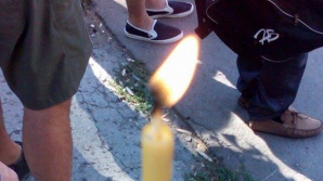 Группа молодых людей пикетировала посольство России в Кишиневе в знак солидарности с Украиной