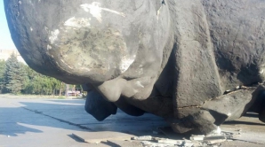 В центре Мариуполя снесли памятник Ленину (ФОТО/ВИДЕО)