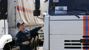 Российский гуманитарный конвой остановился в восьми километрах от украинской границы